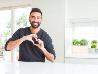 Mann formt mit seinen Händen ein Herz