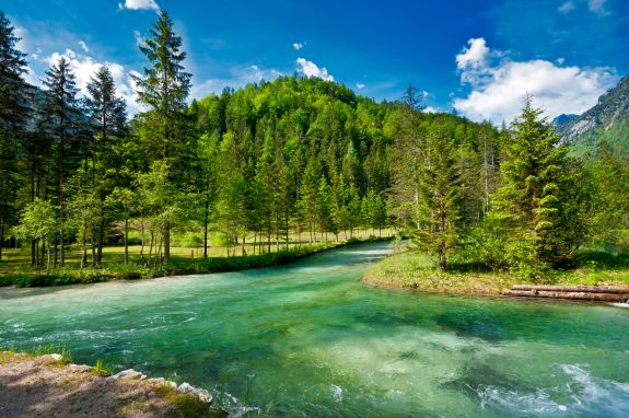Landschaftsaufnahme von Bergen und Fluss