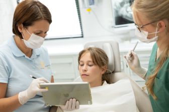 Alina Ionita während einer Behandlung Alina Ionita während einer Behandlung